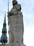Roland mit Stadtwappen - hinten Turm der St. Petri Kirche